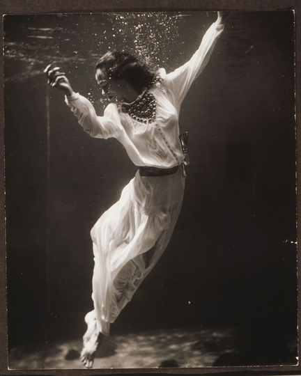Fashion Model Underwater By Toni Frissell - 1939
