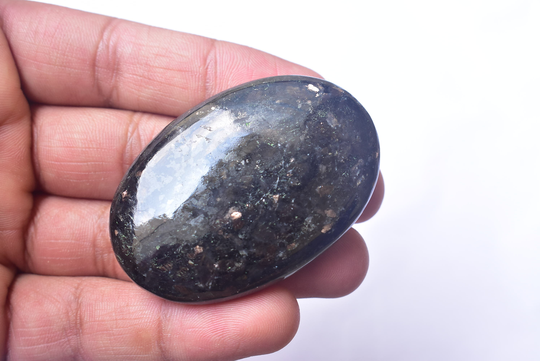 Top Quality Black Nuummite Palmstone/Coppernite Pillow Stone Palm 58x40x16 Mm./ 322.40 Ct. A - 38